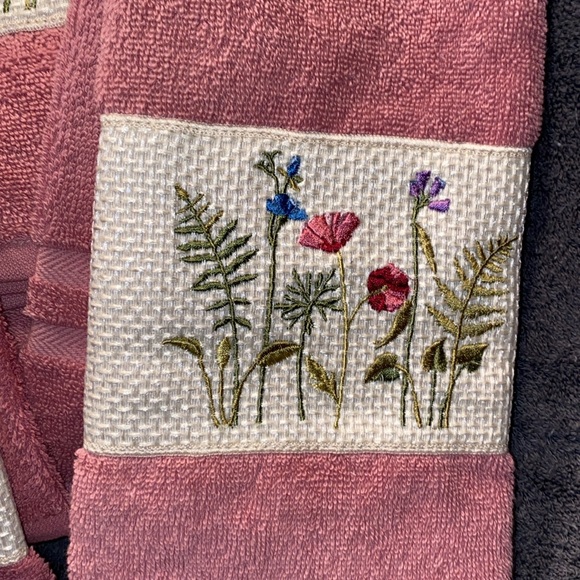 Beautiful NWT Pink Embroidered Flowers Towel Set - Picture 3 of 13